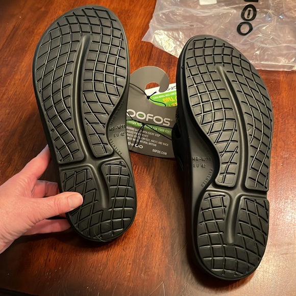 NEW OOFOS Black Flip Flops Sandals Womens 11 men’s 9 - Picture 4 of 8